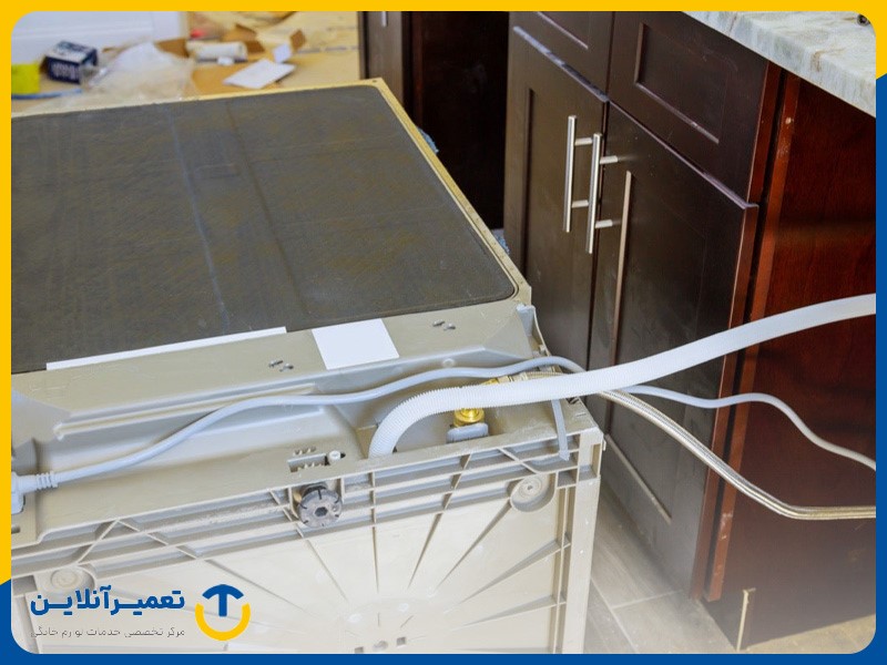 خم شدن شلنگ تخلیه؛ علت تخلیه نشدن آب ماشین ظرفشویی