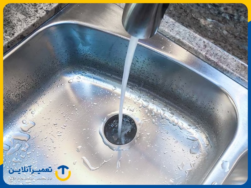 بررسی گرفتگی فاضلاب ساختمان؛ ریختن آب درون سینک ظرفشویی