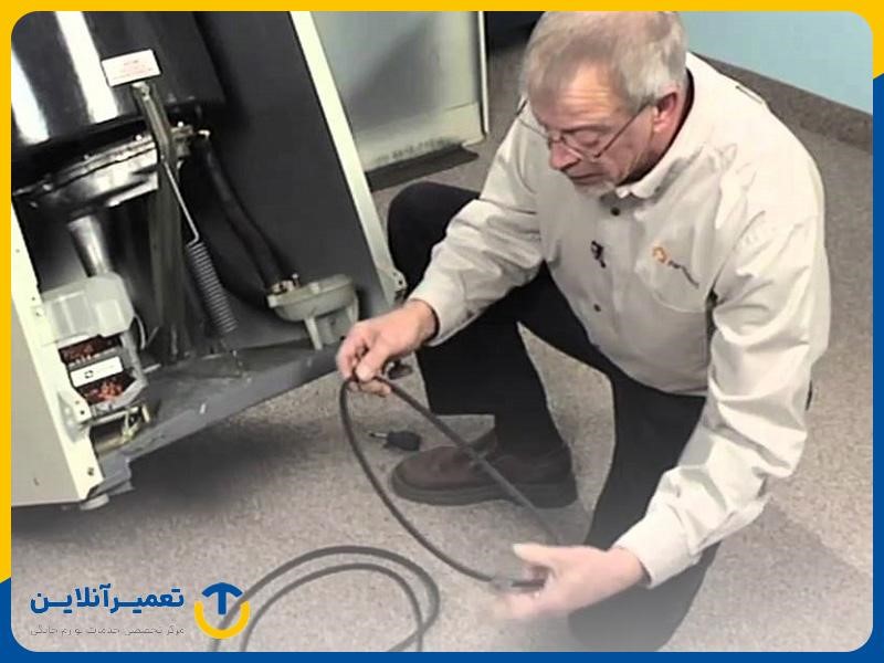 خراب شدن تسمه ماشین لباسشویی یکی از علت‌های آبکشی نکردن ماشین لباسشویی