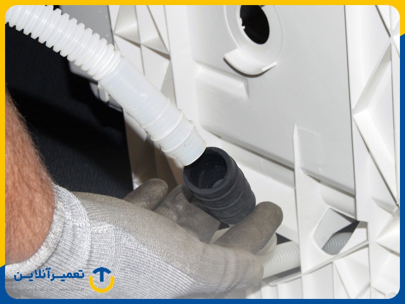برای بازکردن لوله ظرفشویی چه باید کرد؛ باز کردن بست فلزی لوله ظرفشویی